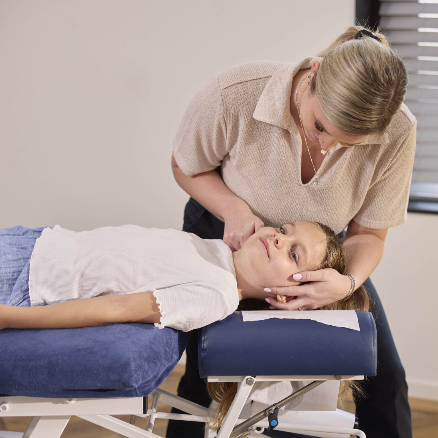 Meisje wordt behandeld door chiropractor Savannah bij Huis van Chiropractie