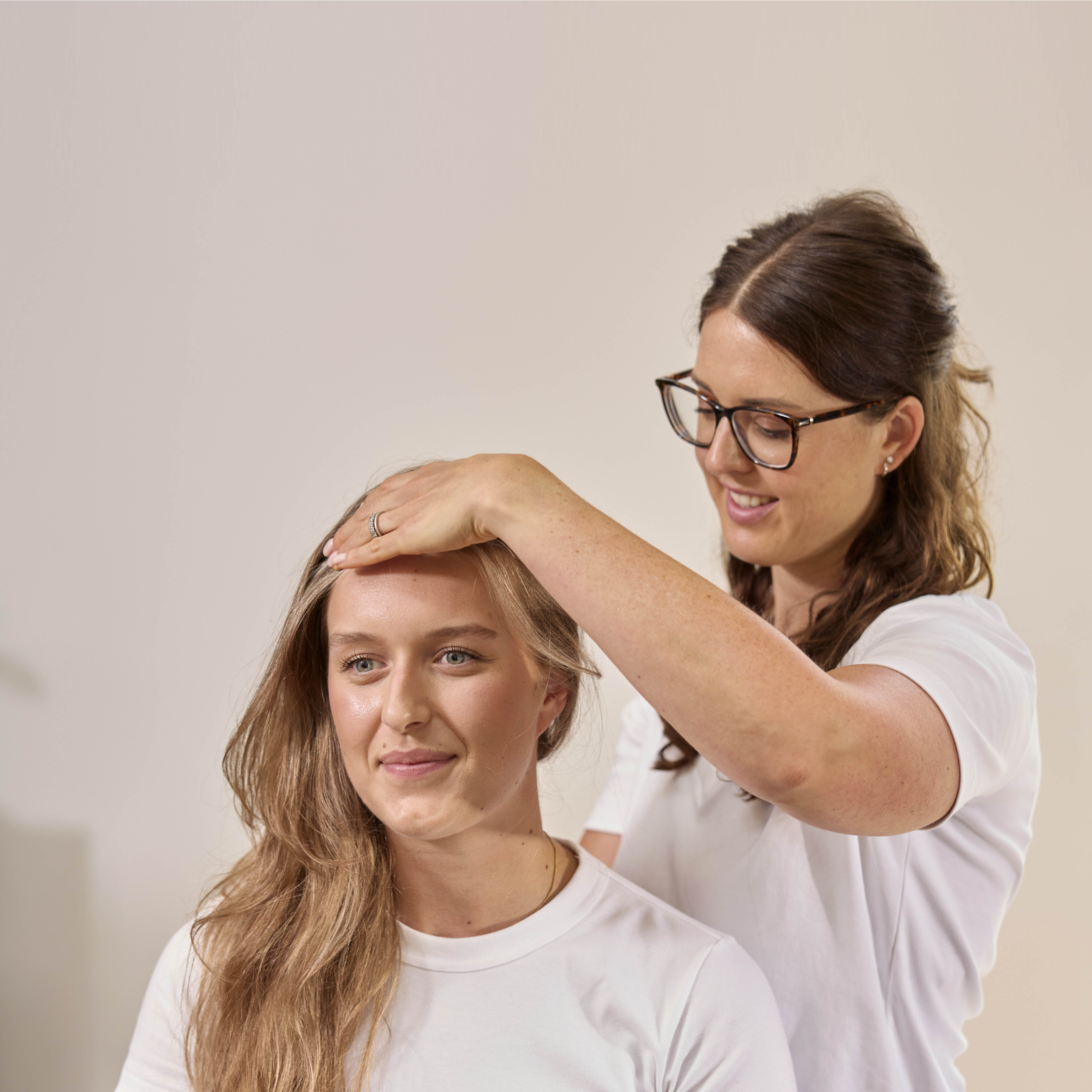Chiropractor Lauren helpt zwangere vrouw