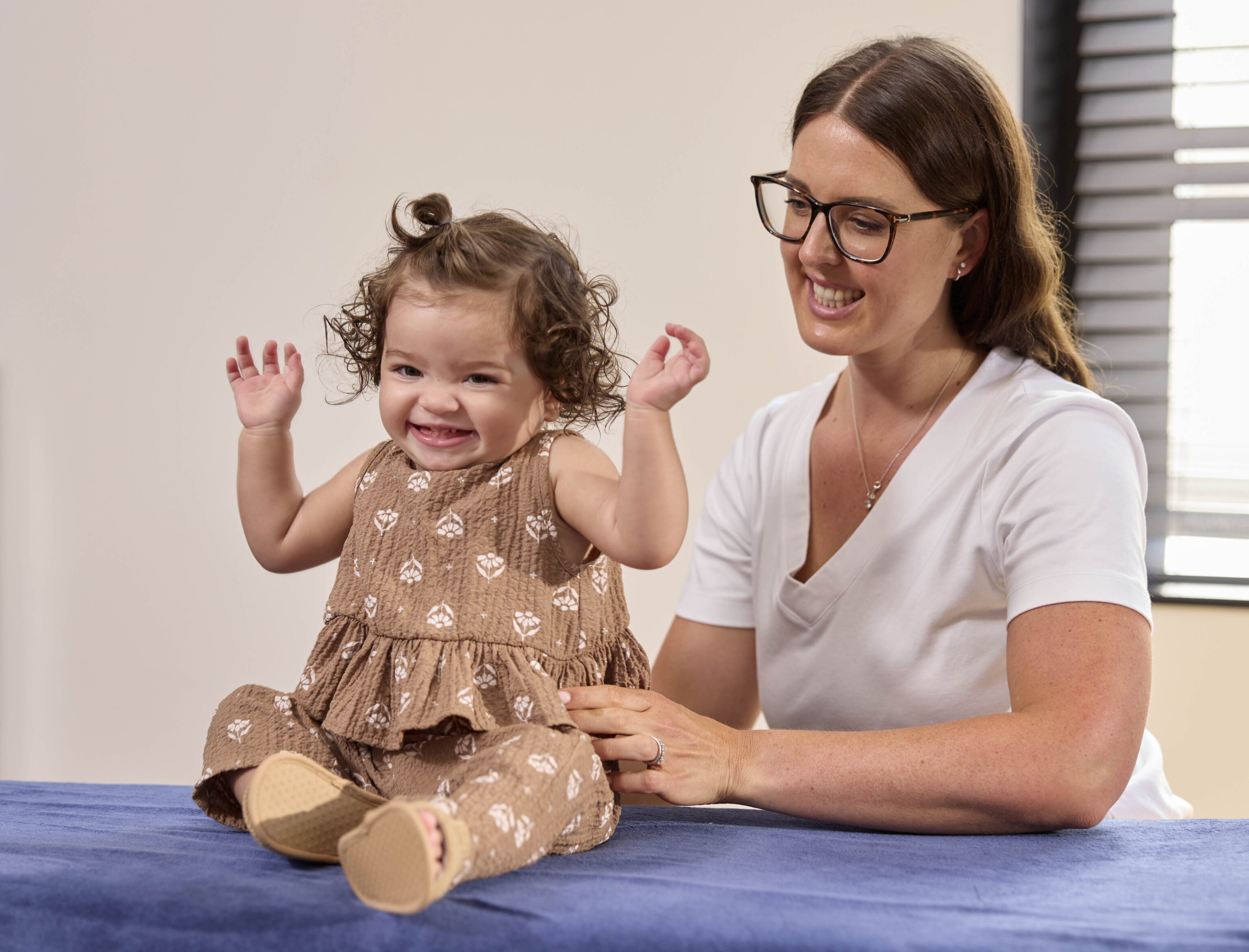Chiropractor behandelt baby's en jonge kinderen
