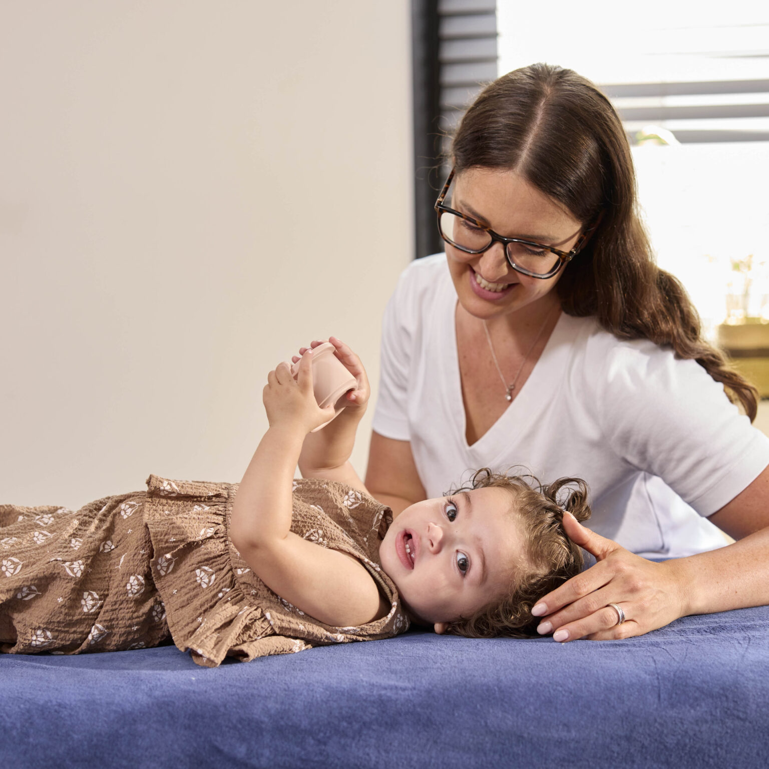 Peuter wordt behandeld door chiropractor