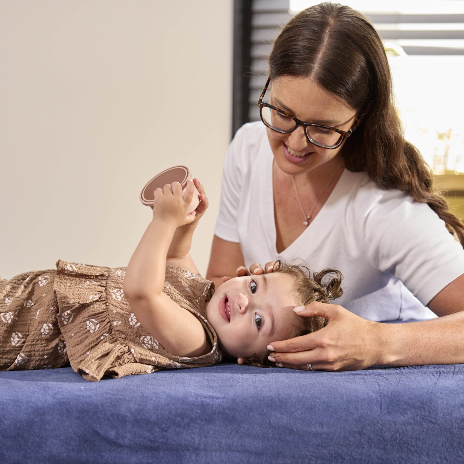 Chiropractor behandelt kind op peuterleeftijd