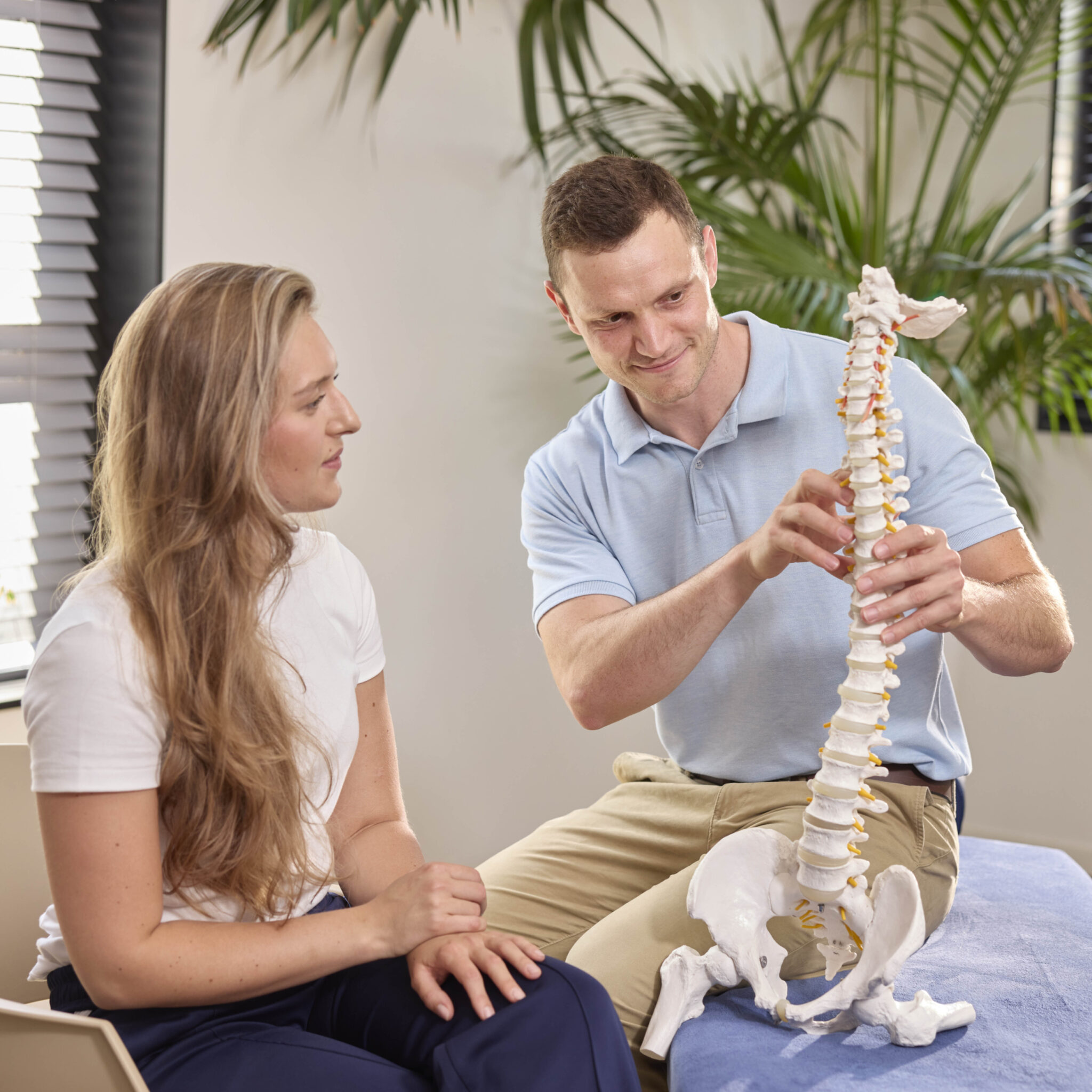 Chiropractor legt vrouw uit Bleiswijk impact chiropractie uit