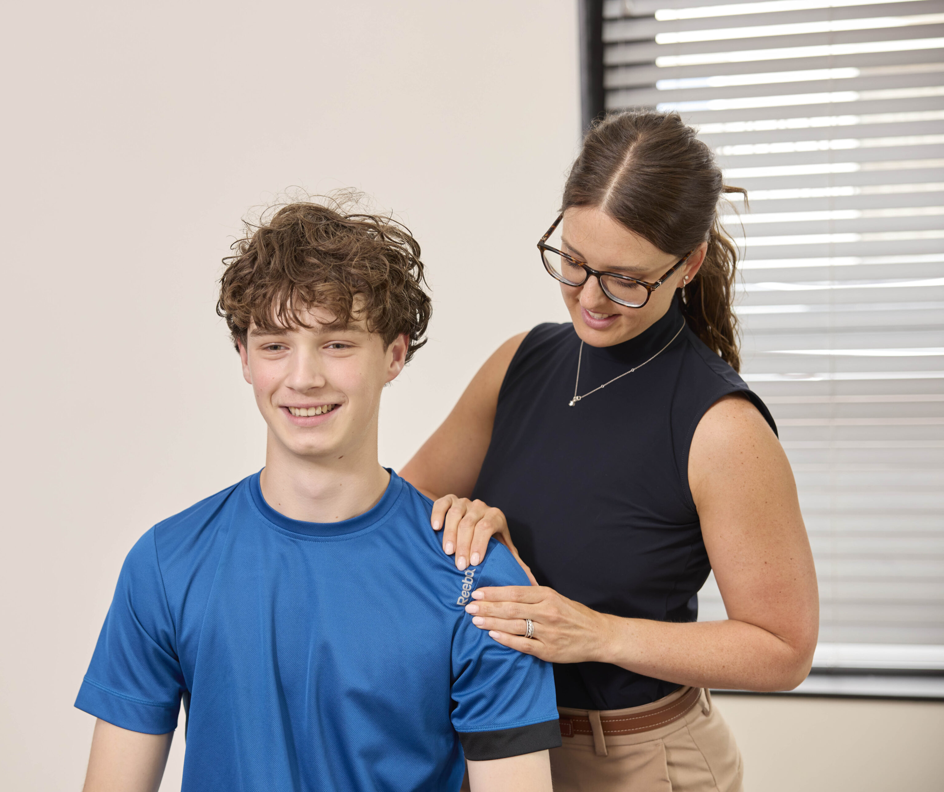 Chiropractor behandelt sporter aan schouder