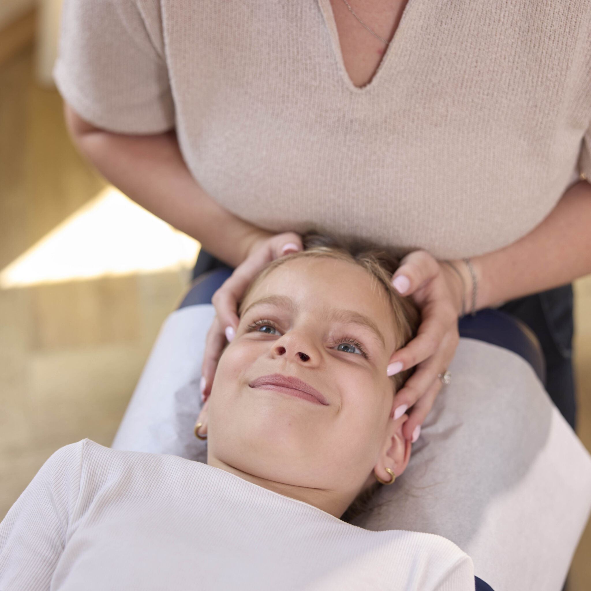 Chiropractie behandeling jonge vrouw door chiropractor van Huis van Chiropractie