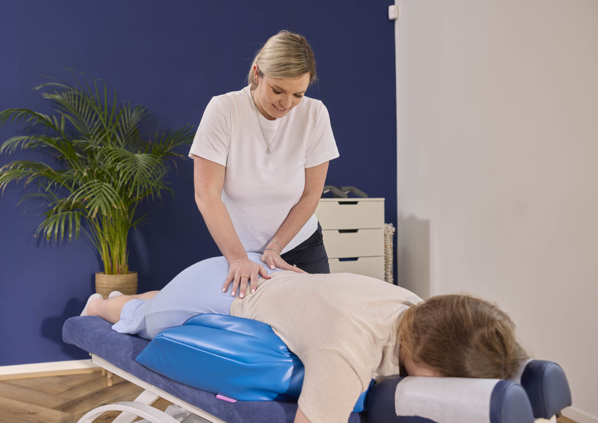 Chiropractor behandelt vrouw met bekkeninstabiliteit tijdens zwangerschap