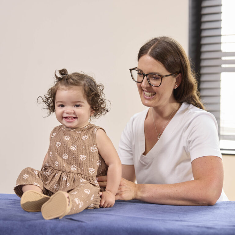 Chiropractor behandelt baby op behandeltafel