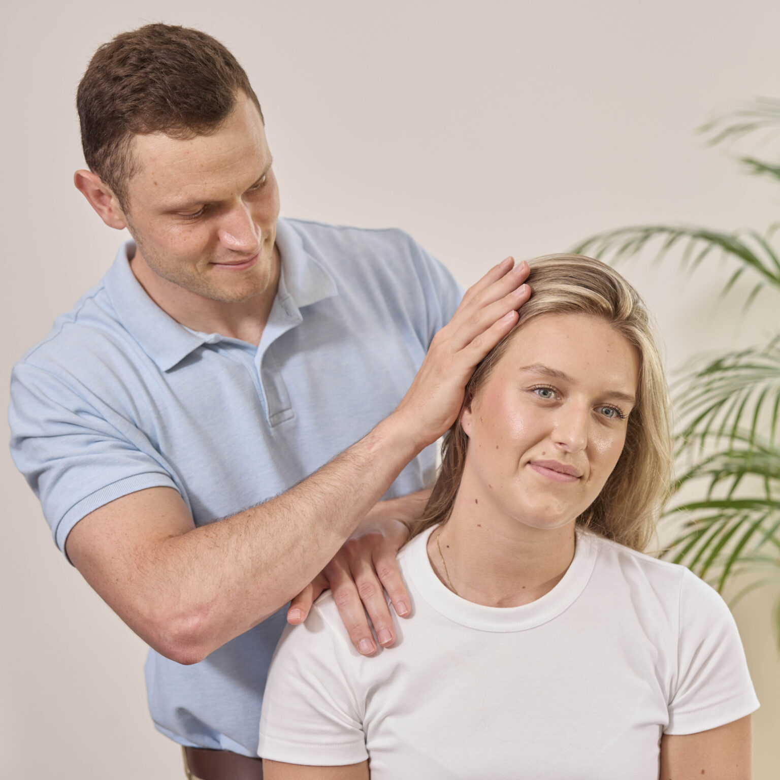 Chiropractor behandelt vrouw met pijnklachten