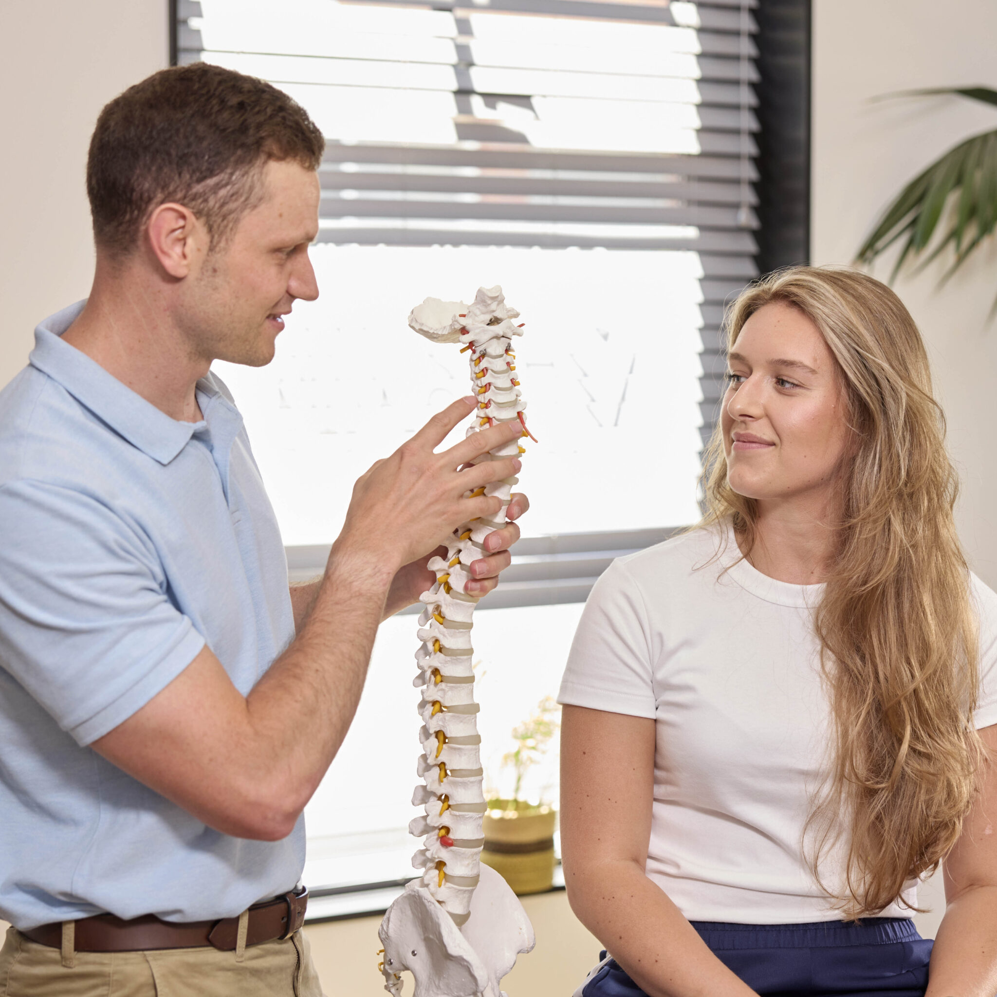 Uitleg behandeling spanningshoofdpijn door chiropractor