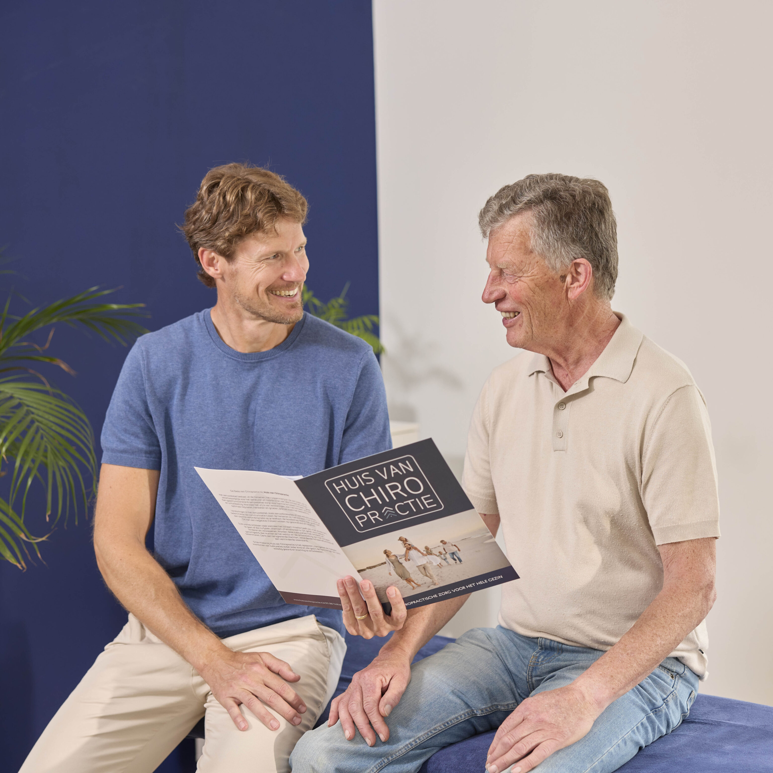 Chiropractor legt chiropractie behandeling uit aan cliënt