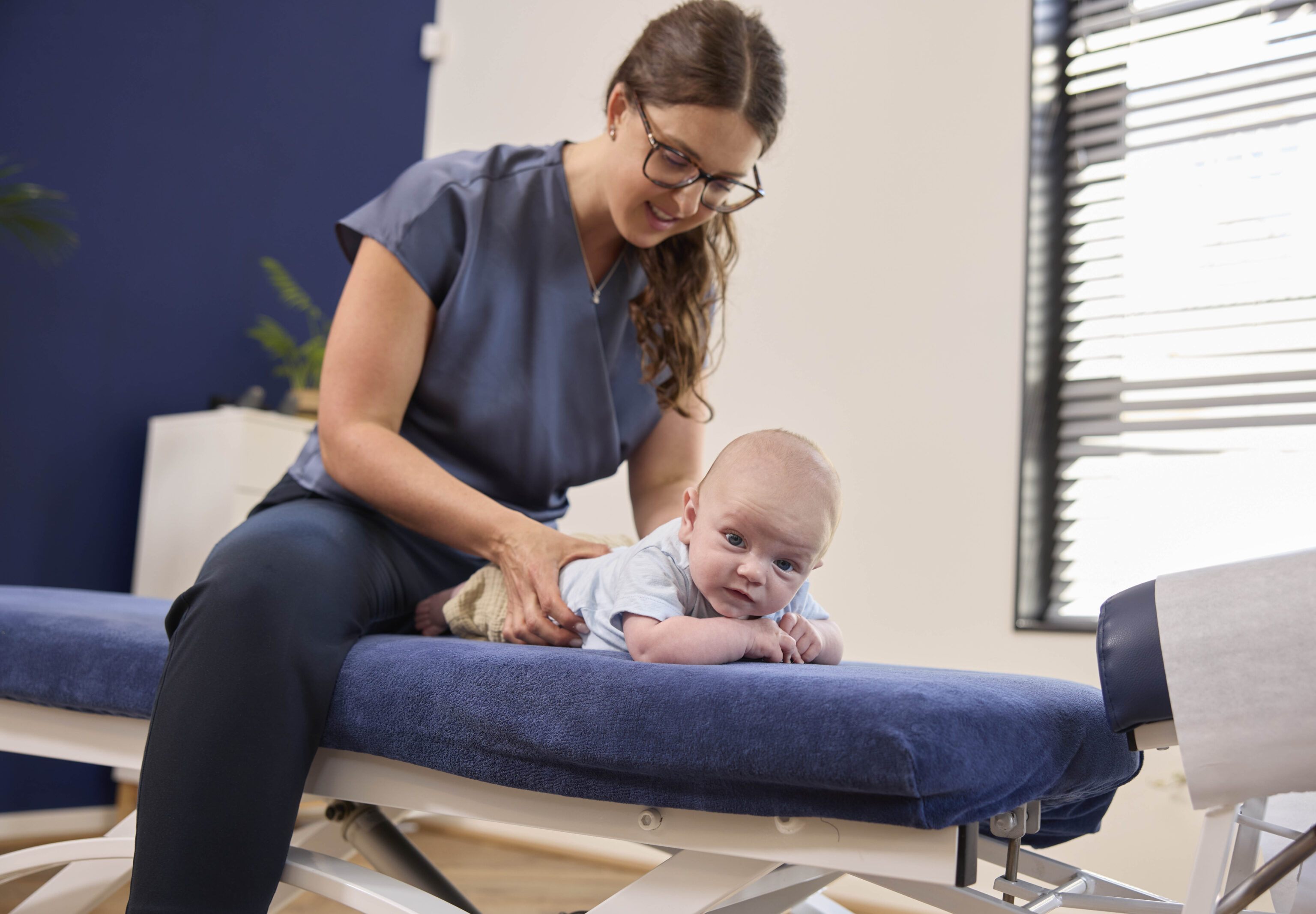 Jonge baby op behandeltafel chiropractor