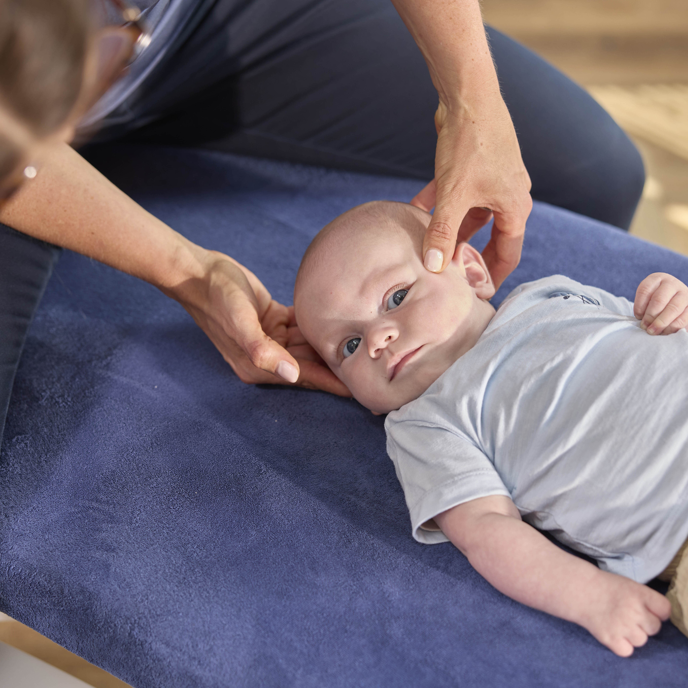 Zachtaardige behandeling kinderen door chiropractor tijdens afspraak