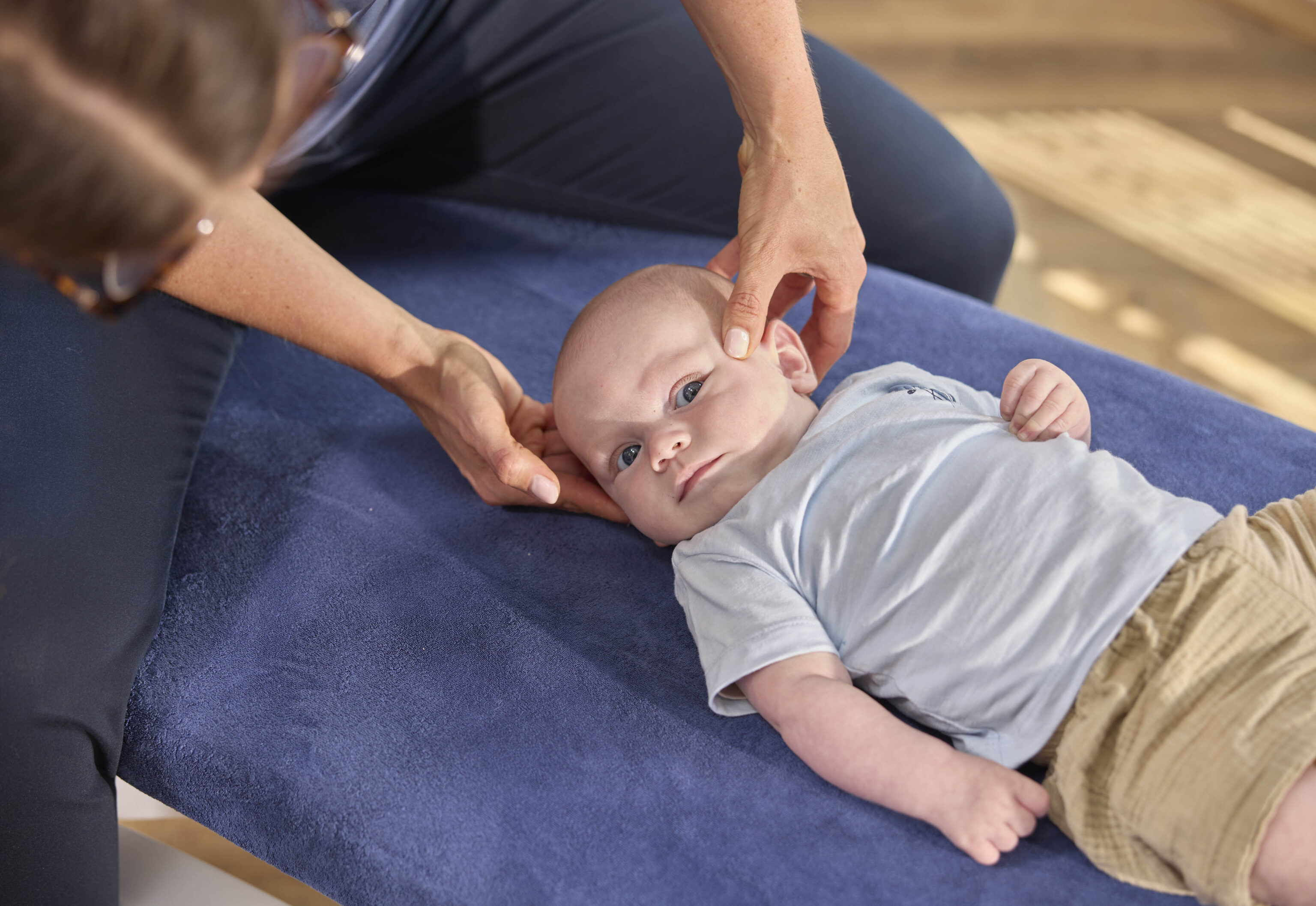 Chiropractor behandelt baby met reflux