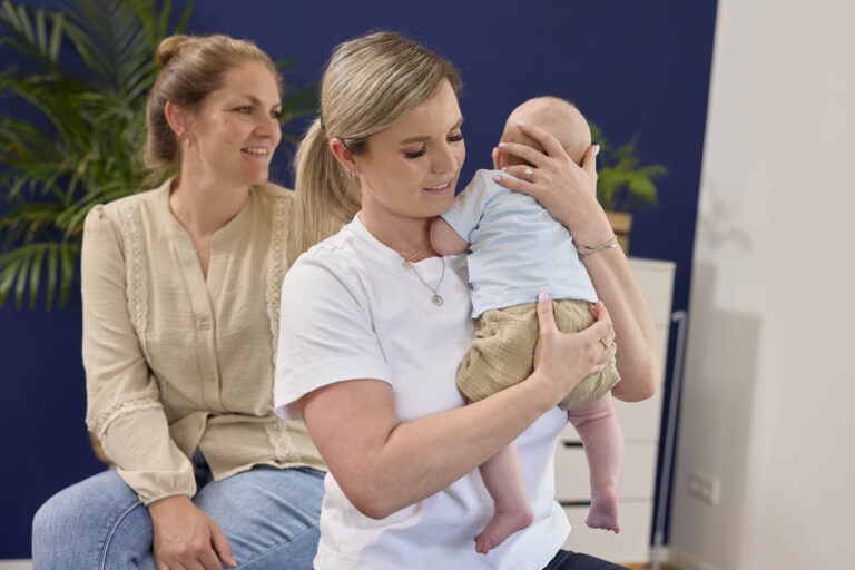 Chiropractor behandelt baby tijdens huilbaby behandeling