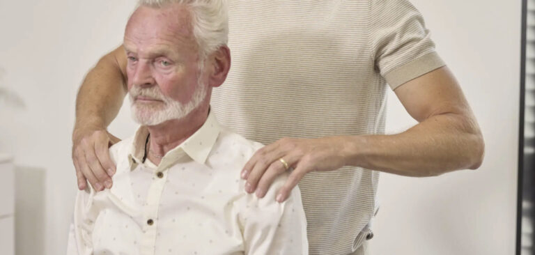 Chiropractor behandelt man op oudere leeftijd