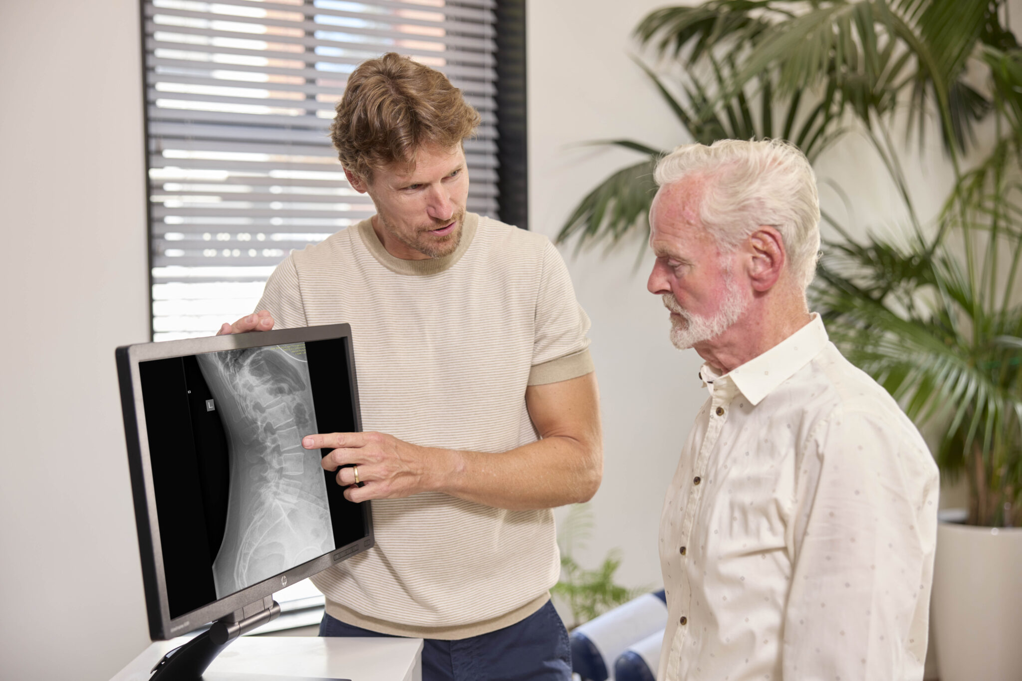 Chiropractor laat discopathie zien op röntgenfoto