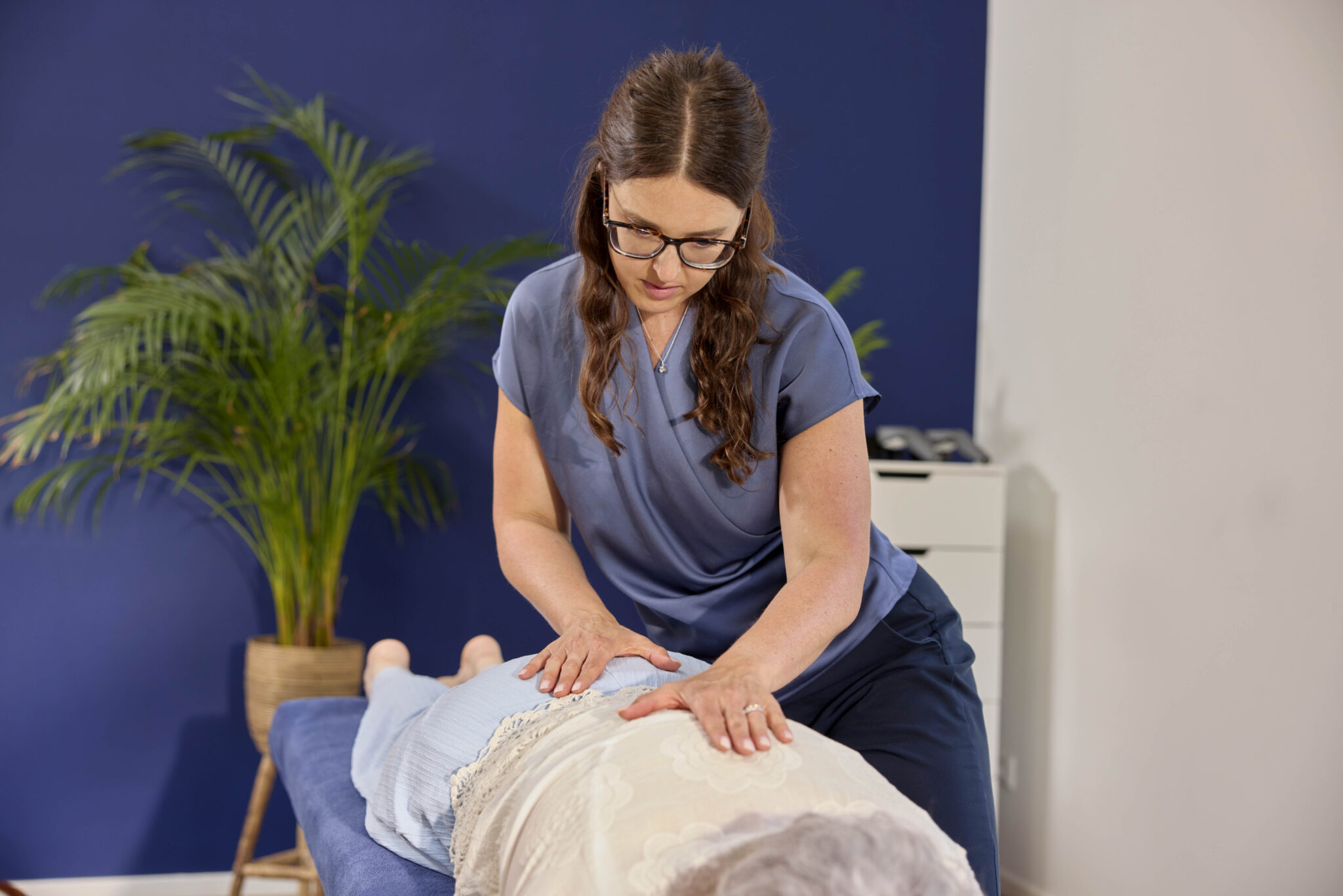 Behandeling van een hernia door de chiropractor