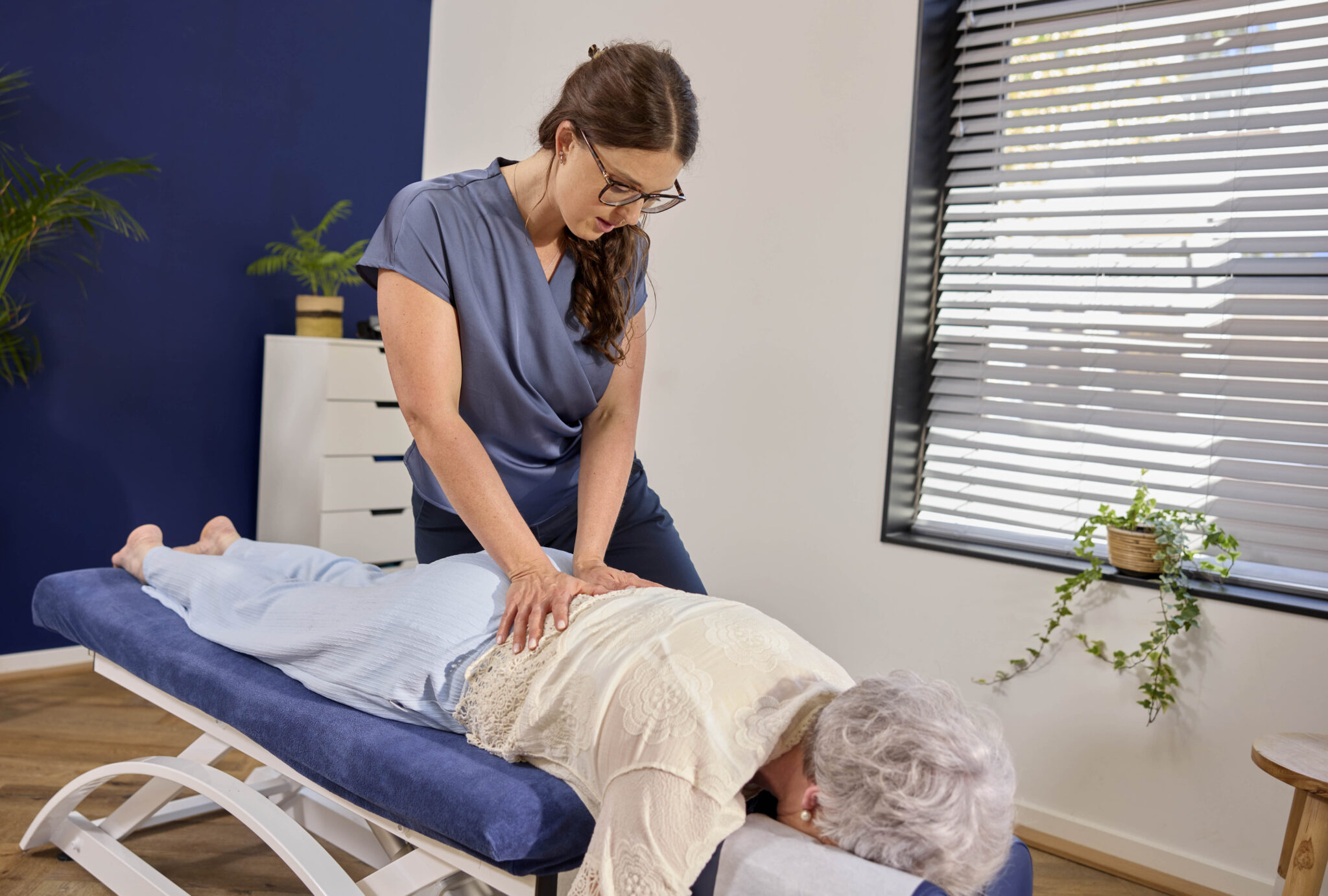 Chiropractor behandelt vrouw met hernia symptomen