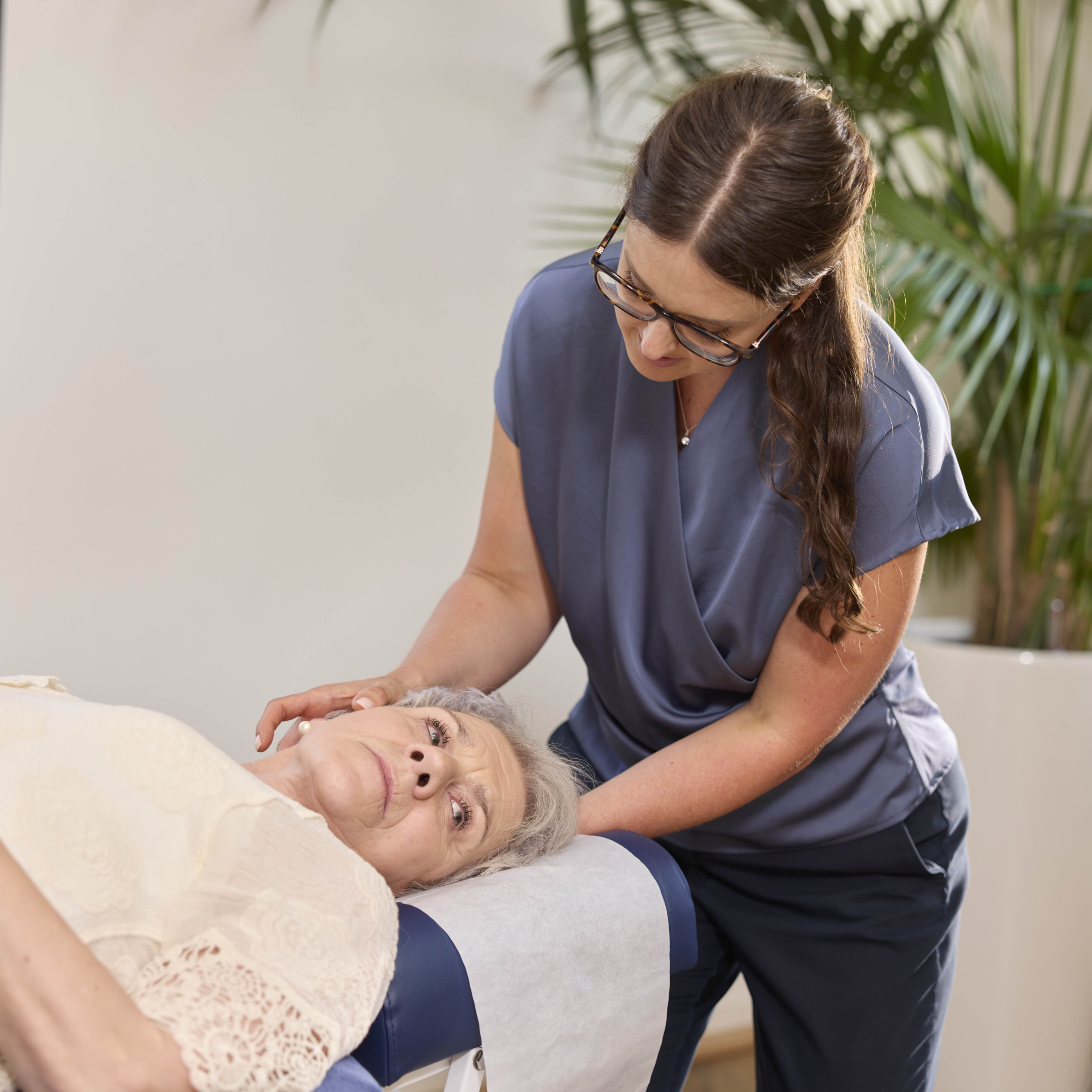 Vrouwelijke chiropractor behandelt cliënte