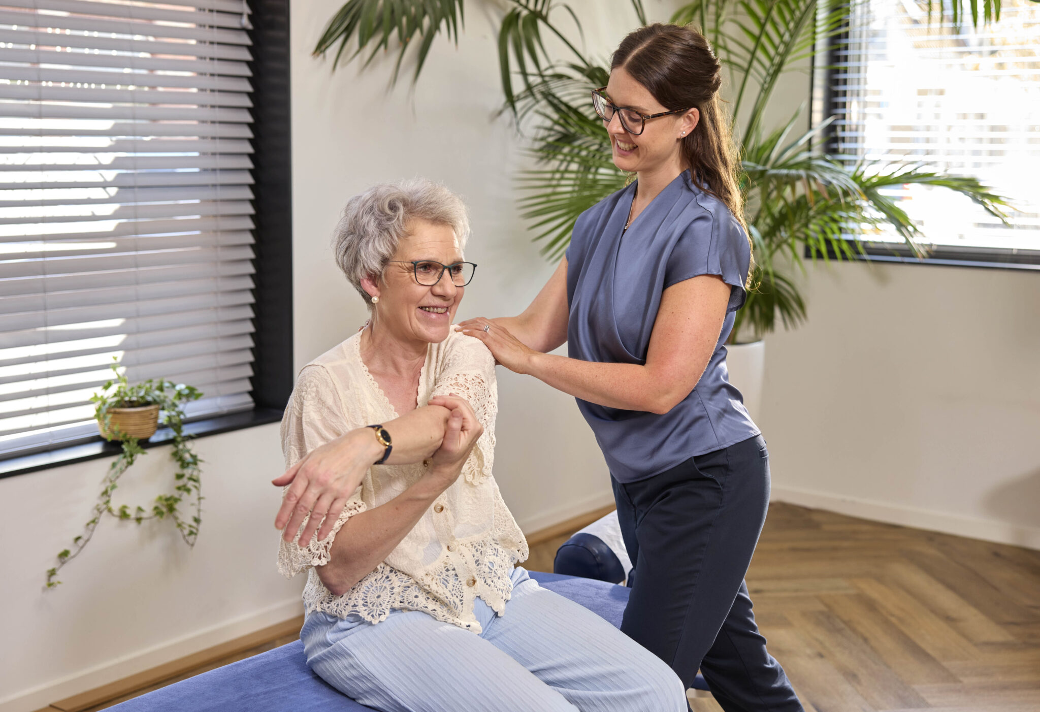 Chiropractor behandelt de schouder van vrouw met schouderpijn