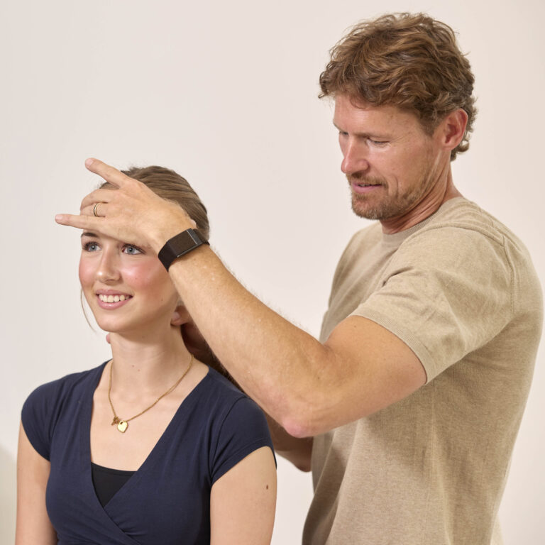 Chiropractor behandelt meisje op tienerleeftijd