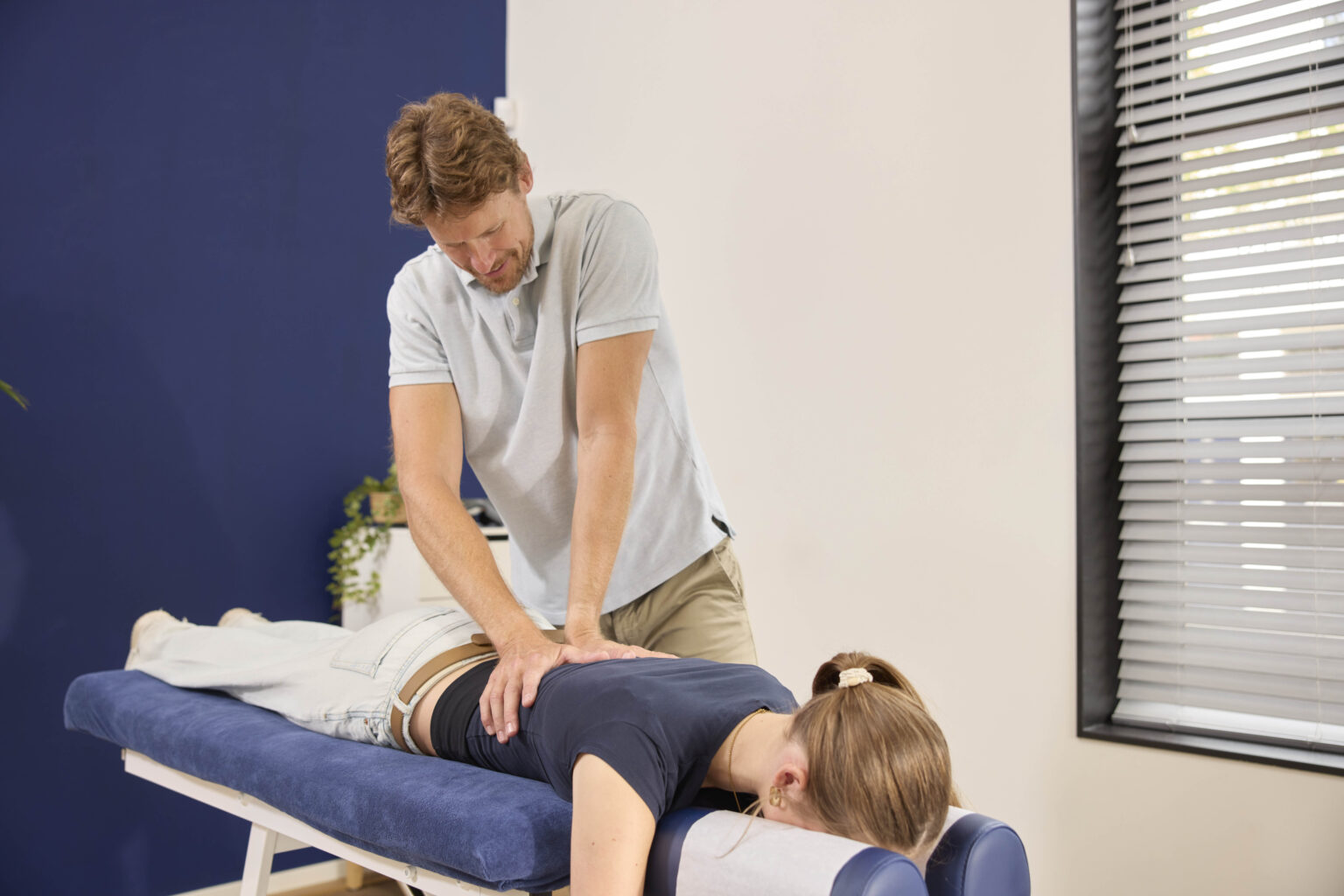 Chiropractor behandelt lage rug tiener