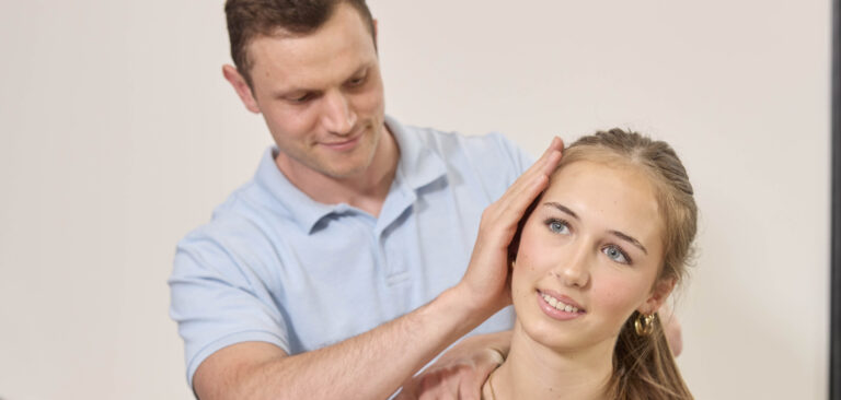 Chiropractor behandelt tiener