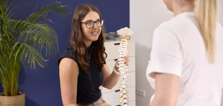 Chiropractor laat cliënt zien hoe een gezonde wervelkolom pijnklachten voorkomt