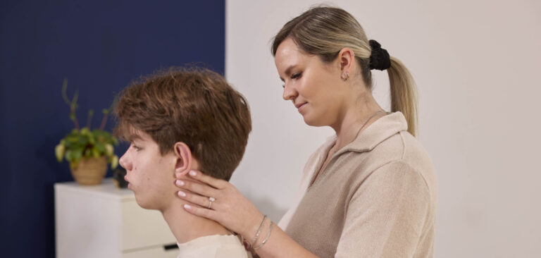 Chiropractor legt werking wervelkolom uit aan vrouwelijke cliënt