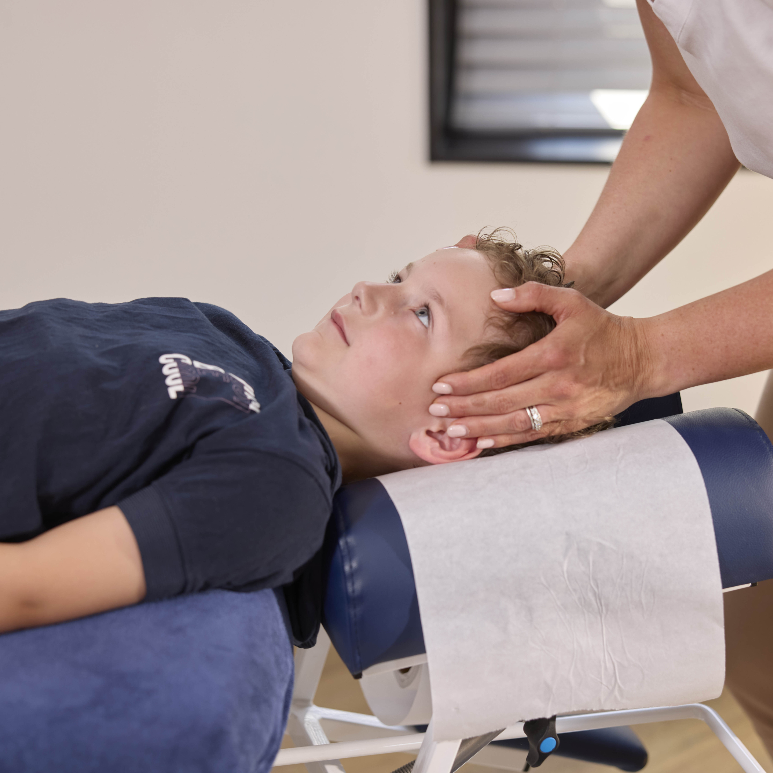 Chiropractor behandelt bij zwangerschapsischias onderrug zwangere vrouw